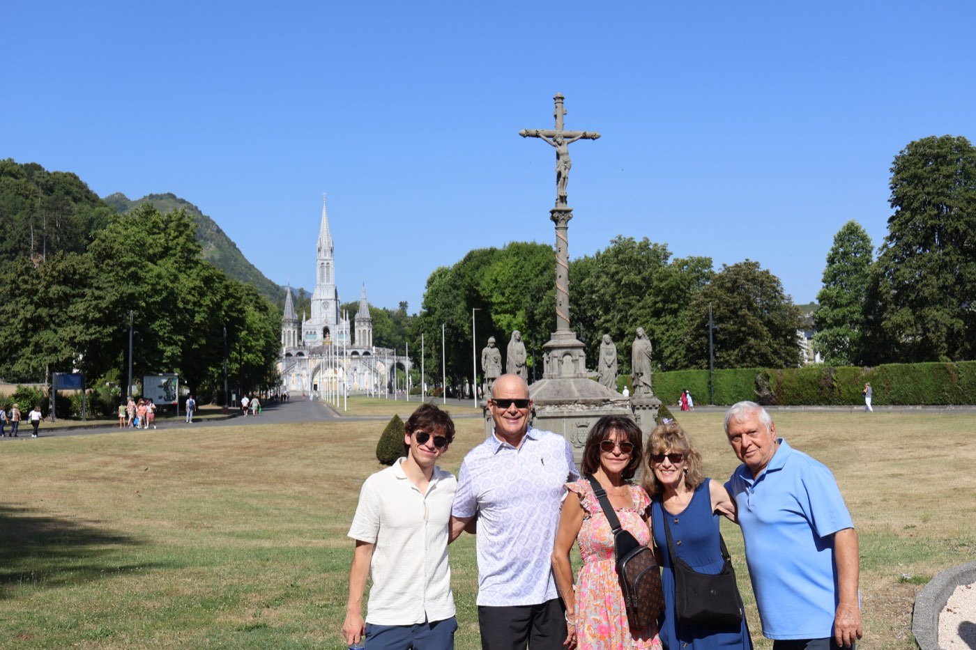 A group of travellers on the esplanade, the basilica in the background